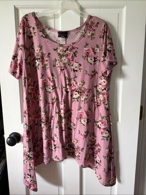Discreet Pink Floral Short-Sleeve Tunic